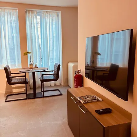 Christina's 1 Bed - Second Floor With Balcony Apartment