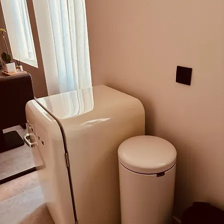 Christina's 1 Bed - Second Floor With Balcony Apartment *