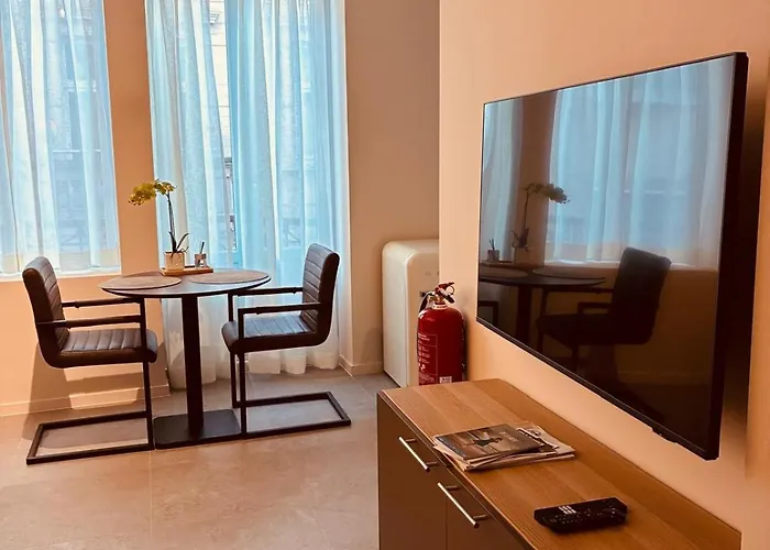 Christina's 1 Bed - Second Floor With Balcony Apartment