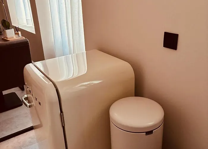 Christina's 1 Bed - Second Floor With Balcony Apartment *