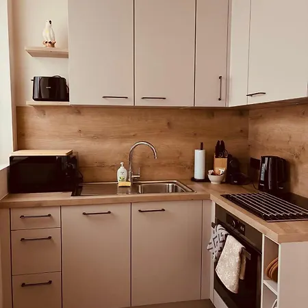 Christina's 1 Bed - Second Floor With Balcony *